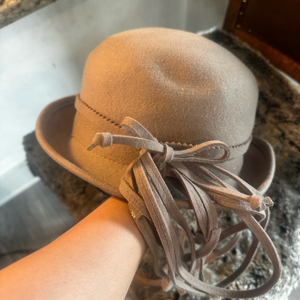 Christy’s Crown Collection Felt Retro Tan Bow Tassel Fedora Style Hat